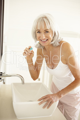 Frau beim Zähneputzen