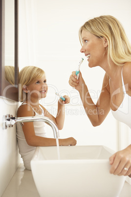 Mutter und Tochter im Bad