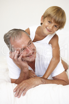 Großvater mit Enkel