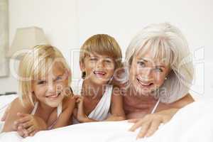 Großmutter mit Enkeln