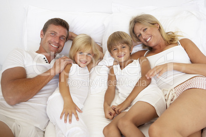 Familie liegt im Bett