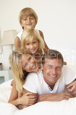 Familie liegt im Bett