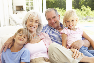 Großeltern mit Enkel