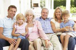 Familie auf der Couch