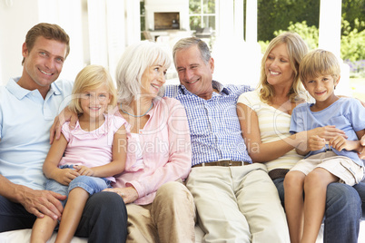 Familie auf der Couch