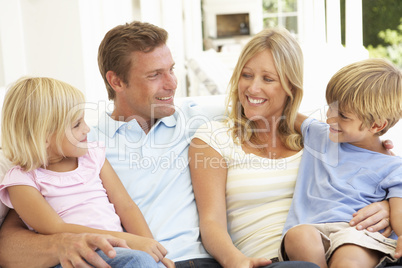 Familie auf der Couch