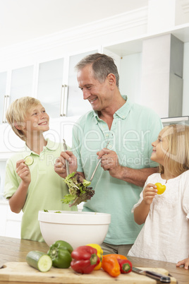 Familie macht Salat