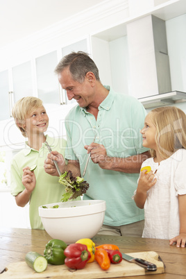 Familie bereitet Salat