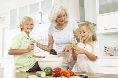 Familie bereitet Salat zu