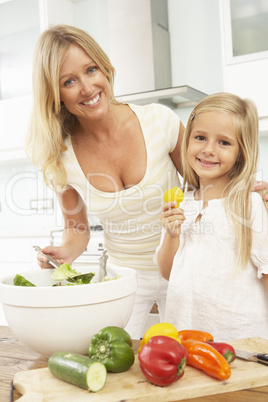 Mutter und Tochter bereiten Salat zu
