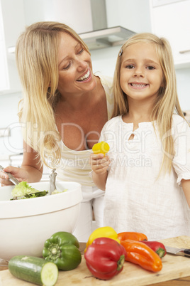 Mutter und Tochter bereiten Salat zu