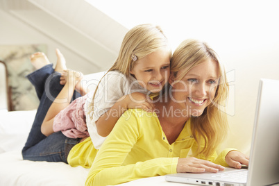 Mutter und Tochter vor Computer