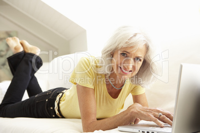 Frau vor Computer