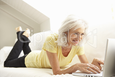 Frau vor Computer