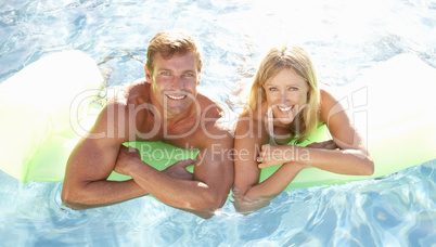 Paar im Pool
