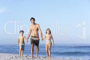 Vater mit Kindern am Strand