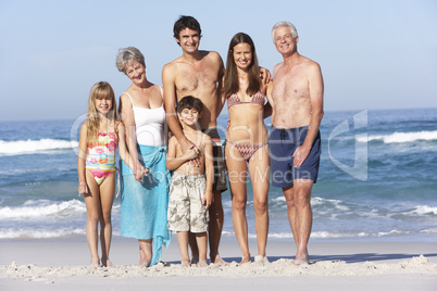 Familie steht am Strand