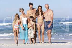 Familie steht am Strand