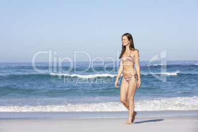 Frau geht am Strand