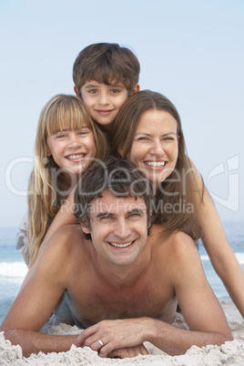 Familie liegt am Strand
