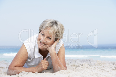 Seniorin liegt am Strand