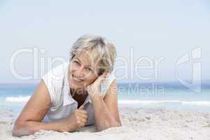 Seniorin liegt am Strand