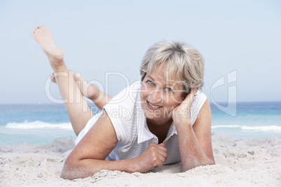 Seniorin liegt am Strand