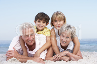 Großeltern mit Enkeln am Strand
