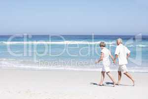 Seniorenpaar am Strand