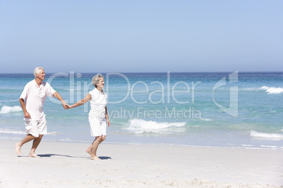 Seniorenpaar am Strand