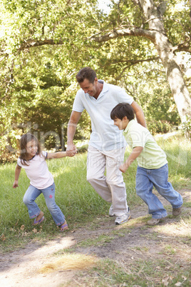 Vater mit Kindern im Park