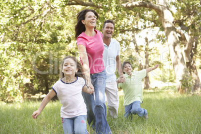 Familie mit Kindern im Park