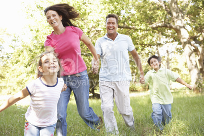 Familie mit Kindern im Park