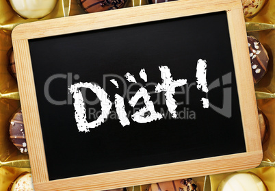 Diät ! - Konzept Tafel mit Pralinen