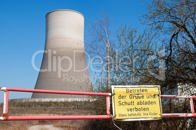 Atomkraftwerk mit Warnhinweis