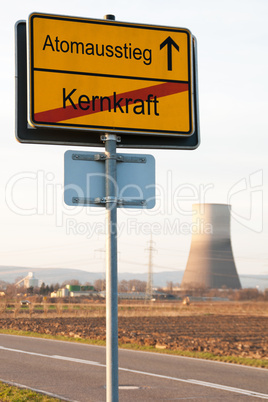 Schild Atomausstieg vor Kernkraftwerk