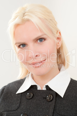 Porträt einer jungen und blonden Geschäftsfrau