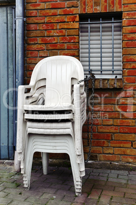 gestapelte Stühle