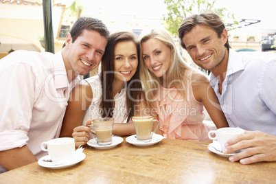 Group Of FriendsEnjoying Coffee In Caf?