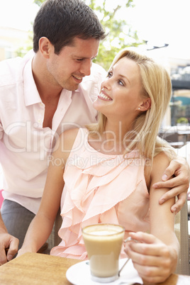 Young Couple Enjoying Coffee In Caf?