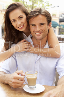 Young Couple Enjoying Coffee And Cake In Caf?