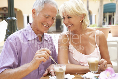 Senior Couple Enjoying Coffee And Cake In Caf?