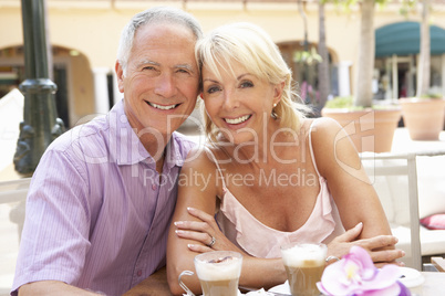 Senior Couple Enjoying Coffee And Cake In Caf?