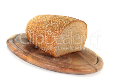 Brot auf einem Holzbrett Brot auf einem Holzbrett