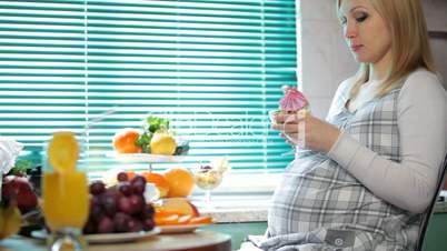 pregnant woman at breakfast