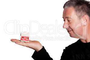Mann mit Miniaturhaus auf der Hand 114a