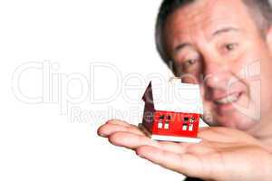 Mann mit Miniaturhaus auf der Hand 116