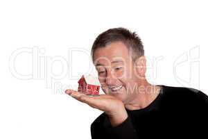 Mann mit Miniaturhaus auf der Hand 117