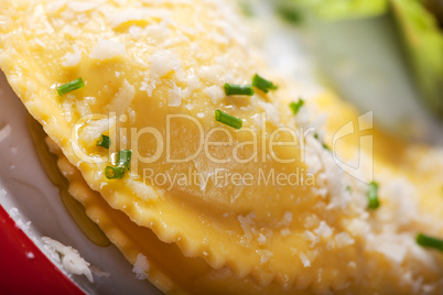 Nahaufnahme von frischen Ravioli mit Parmesan