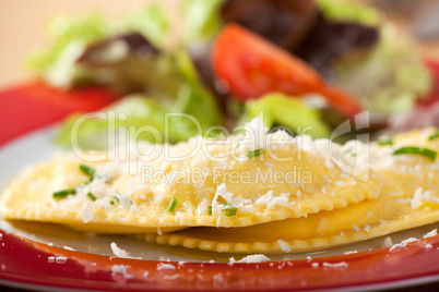 Nahaufnahme von frischen Ravioli mit Parmesan